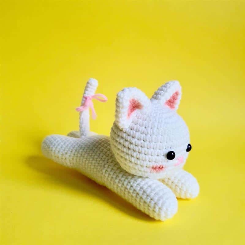 gato de croche deitado