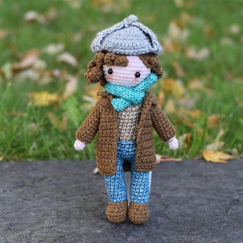 boneco de croche com roupa de frio