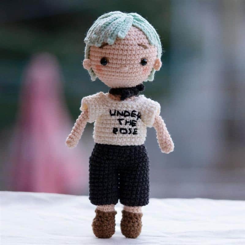 boneco de croche com cabelo curto