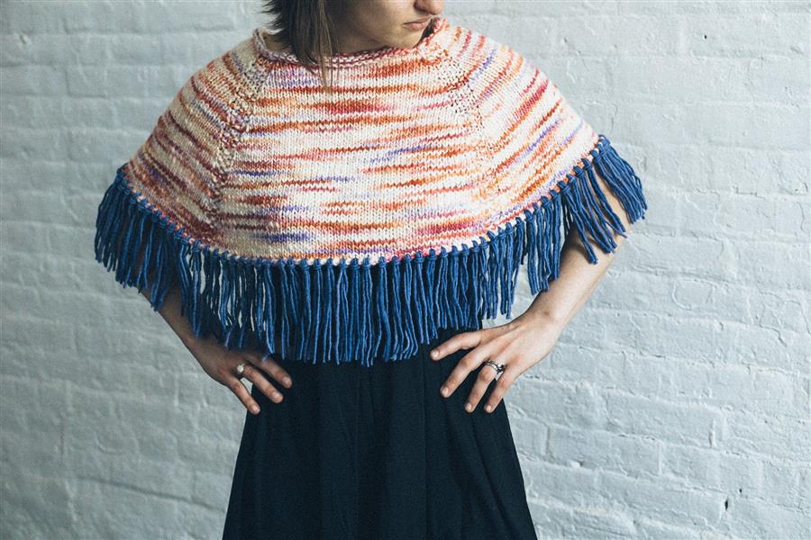 poncho facil de fazer com franja azul