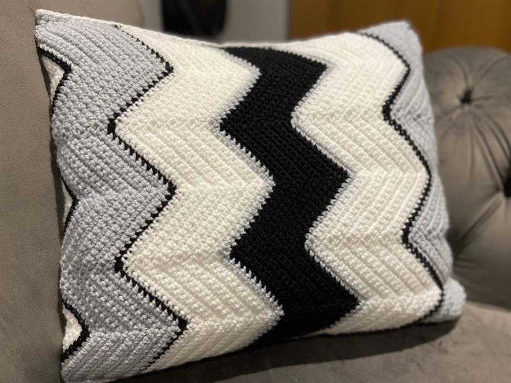 almofada chevron com preto e branco