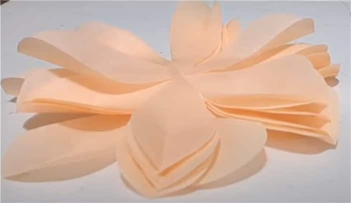 Flor de papel de seda: modelo fácil e simples de fazer sua decoração -  Artesanato Passo a Passo!