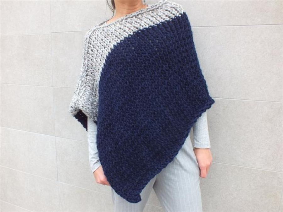 poncho de lã azul e cinza