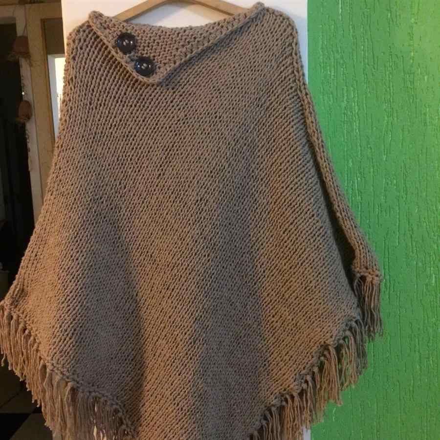 poncho de tricô com botões