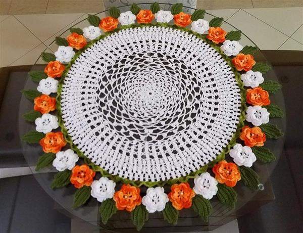 toalha com flores feitas de crochê