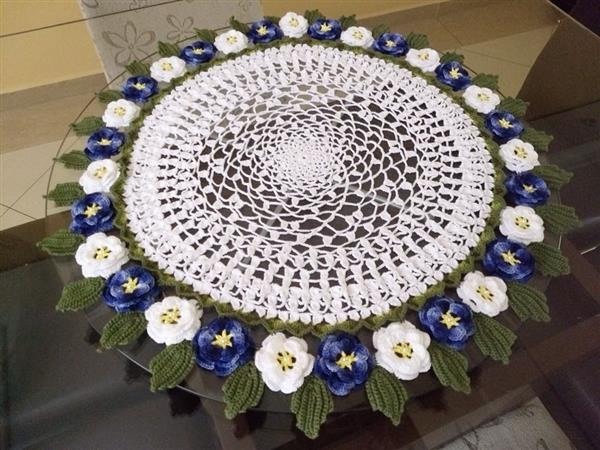 toalha de croche com flores e folhas