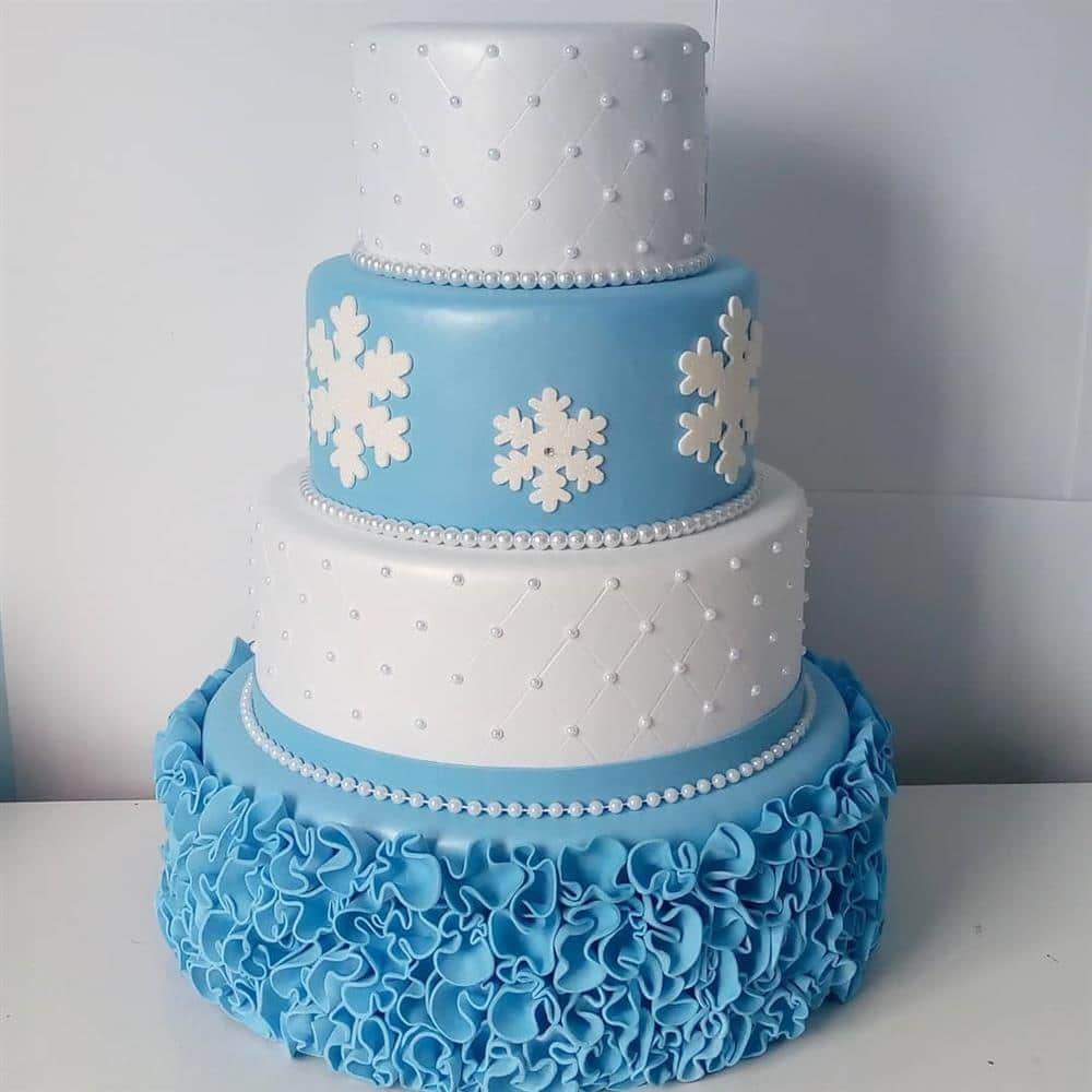 bolo fake de eva frozen branco e azul