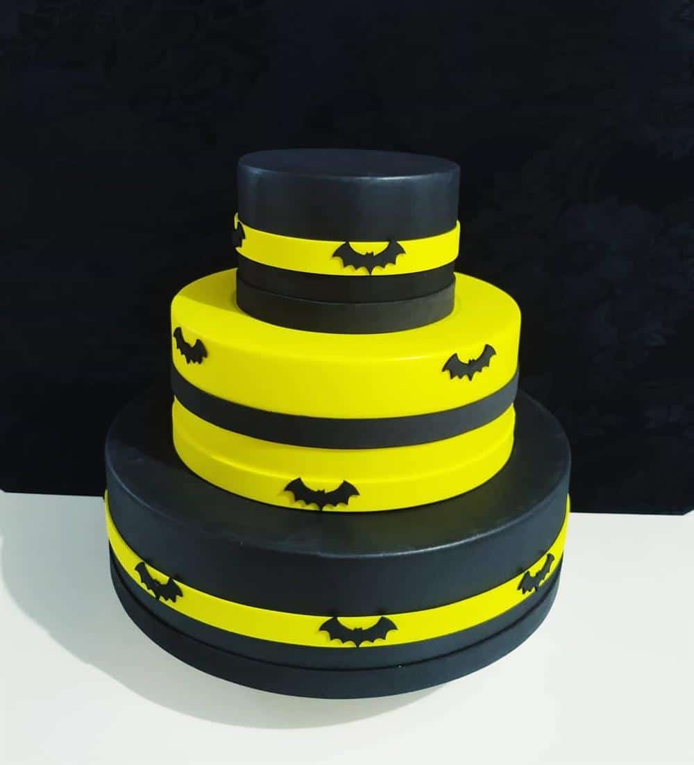 bolo fake do batman preto e amarelo