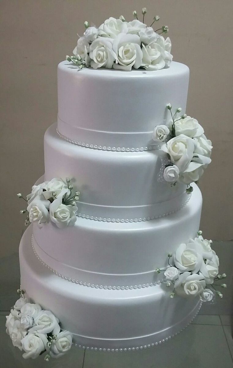 bolo branco com flores