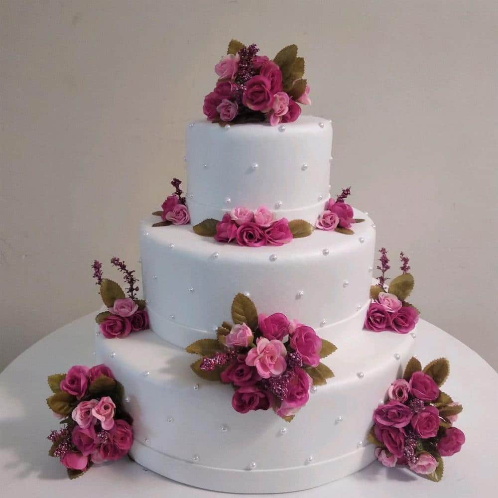 bolo branco com perolas e flores
