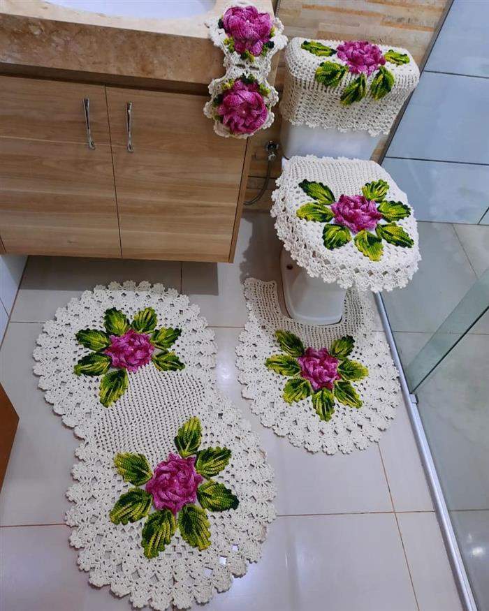 conjunto de banheiro com flores roxas