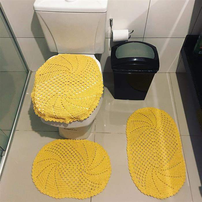 conjunto de banheiro amarelo