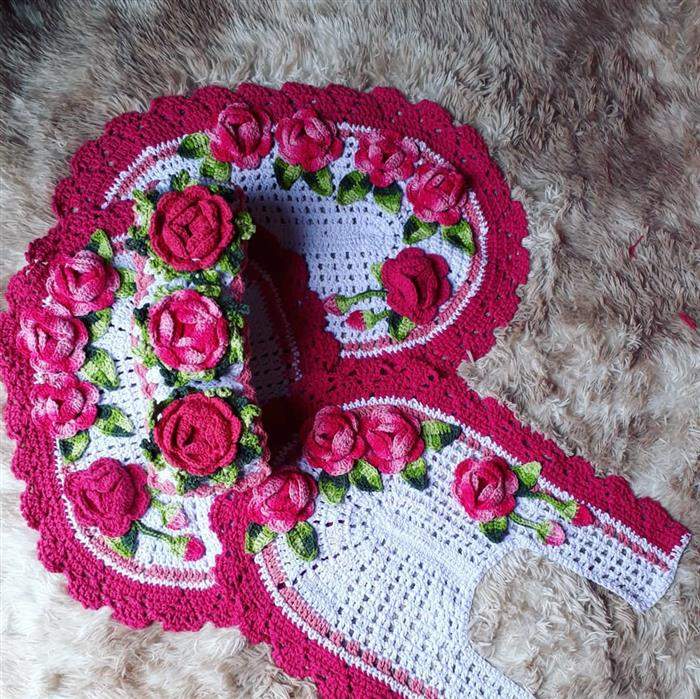 conjunto de banheiro branco com rosa