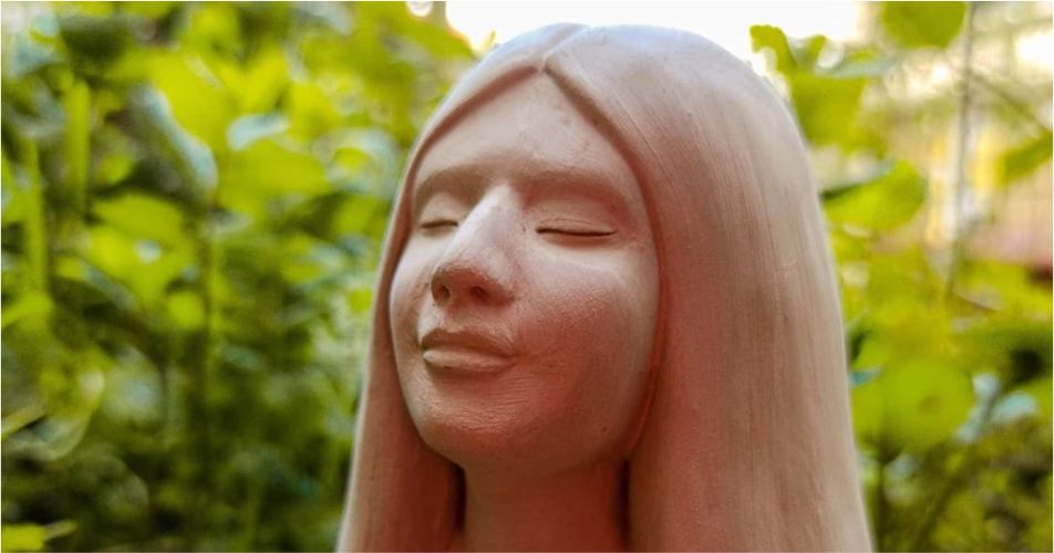 escultura de argila de mulher