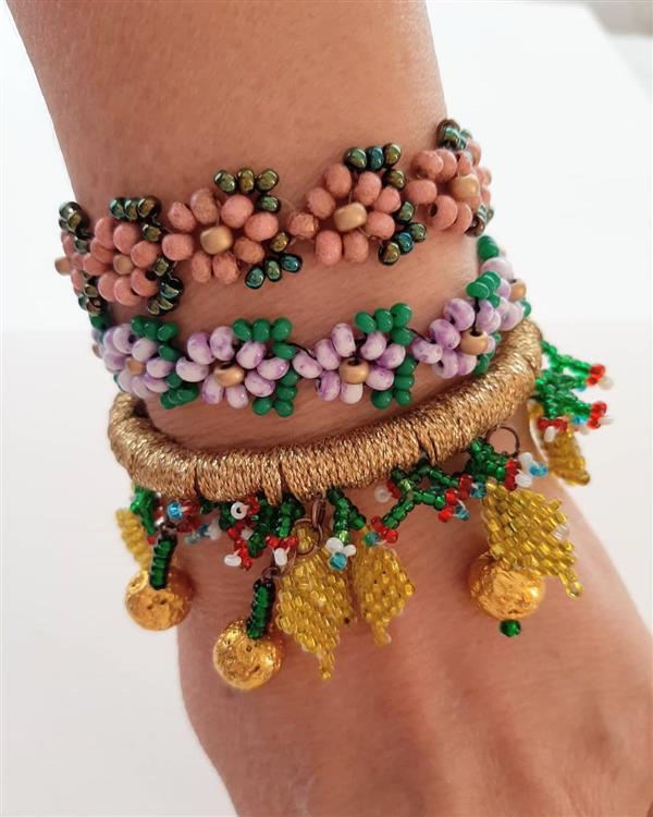 Pulseiras de miçangas com flores