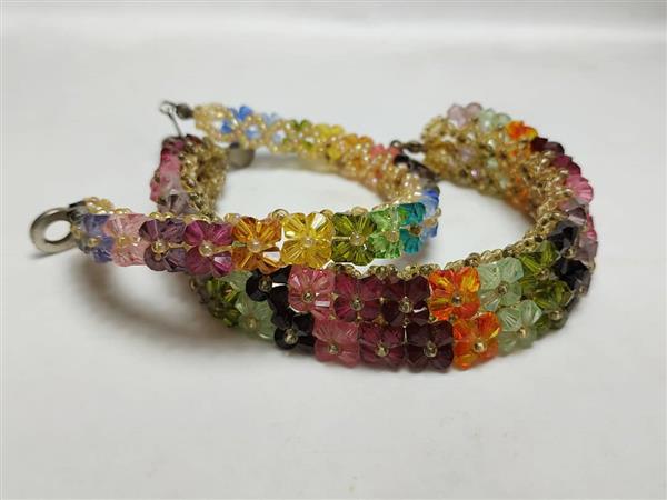 pulseiras com flores coloridas