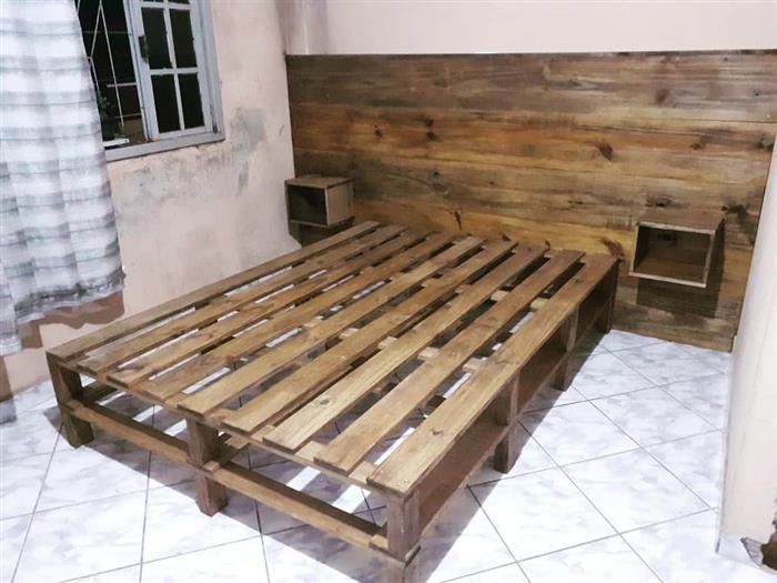  Cabeceira de pallet com criado  mudo