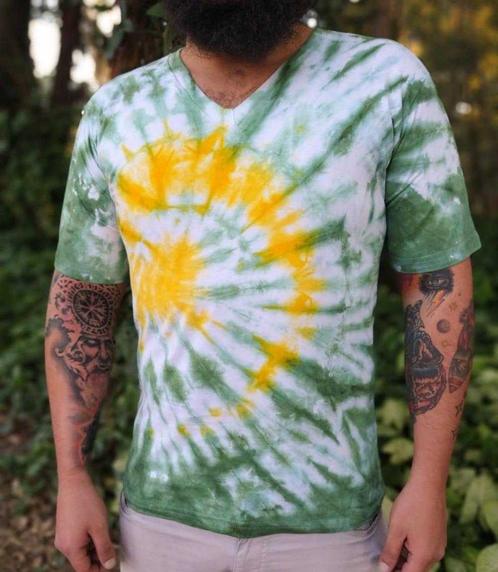 Camiseta espiral amarelo e verde