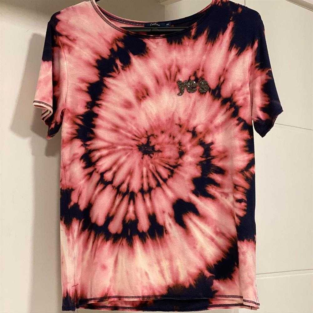 tie dye preta e vermelha