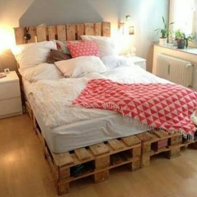 cama feita com pallet