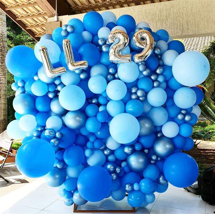 arco de balões azul e branco
