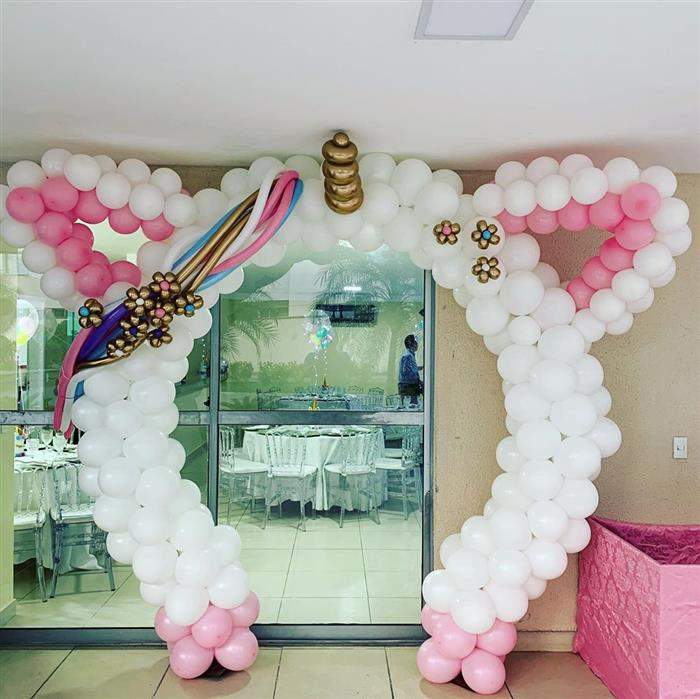 arco de balões branco e rosa