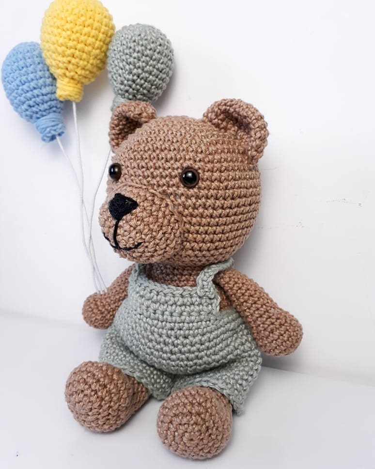 urso amigurumi com roupa cinza