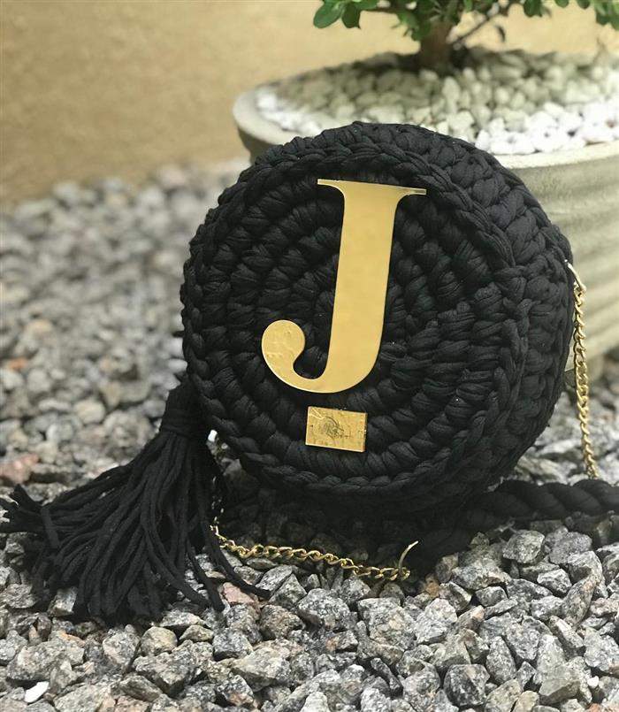 bolsa com aplique de letra em dourado