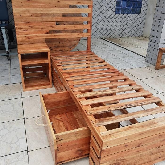 cabeceira de pallet com criado mudo