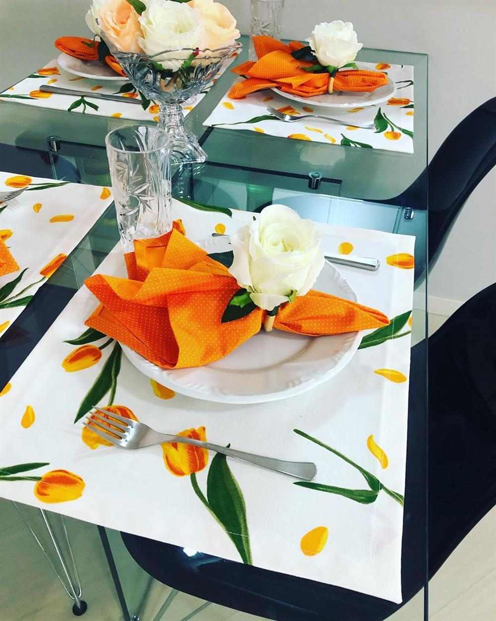 decoração com estampa de tulipas