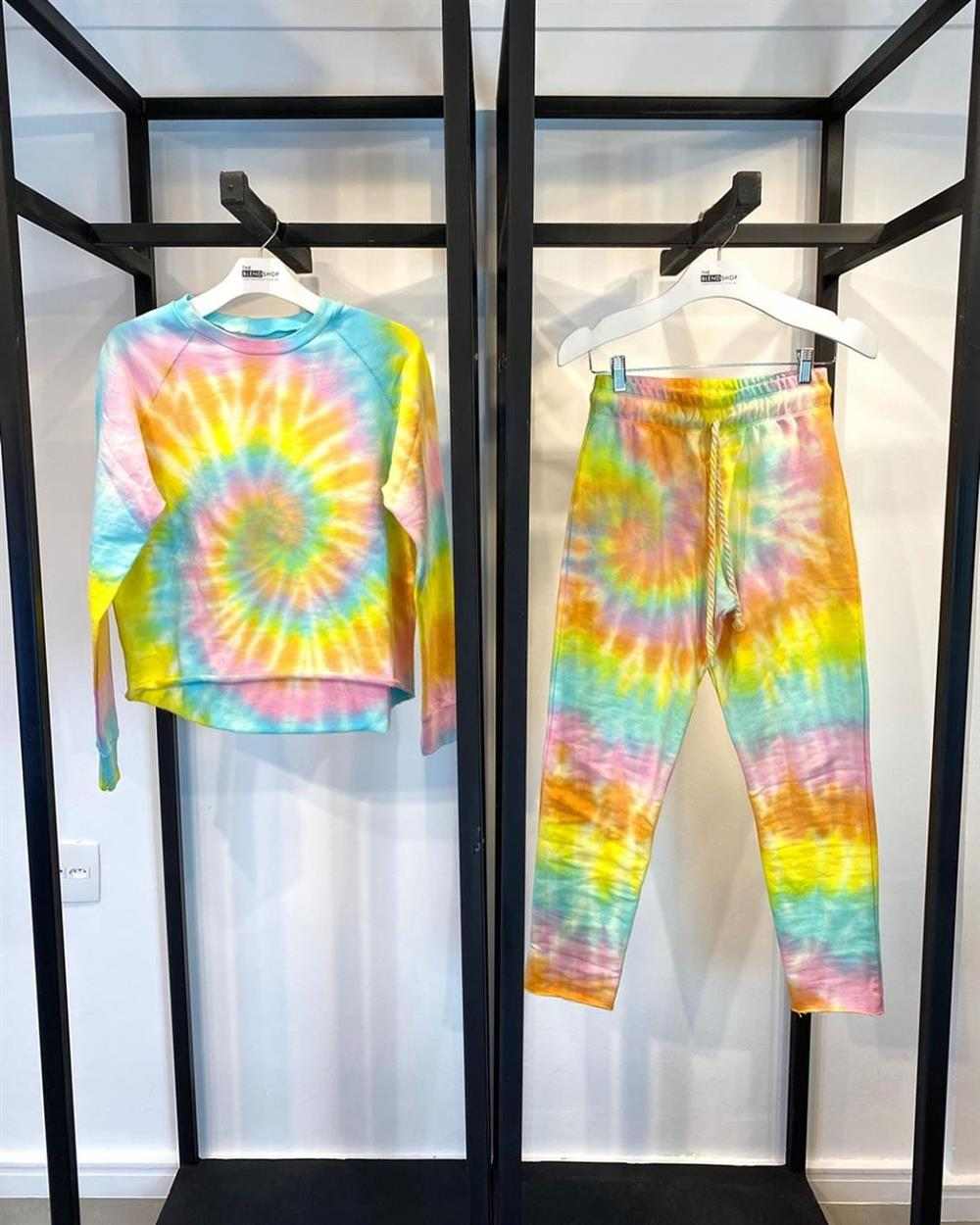 calça tie dye com blusa combinando