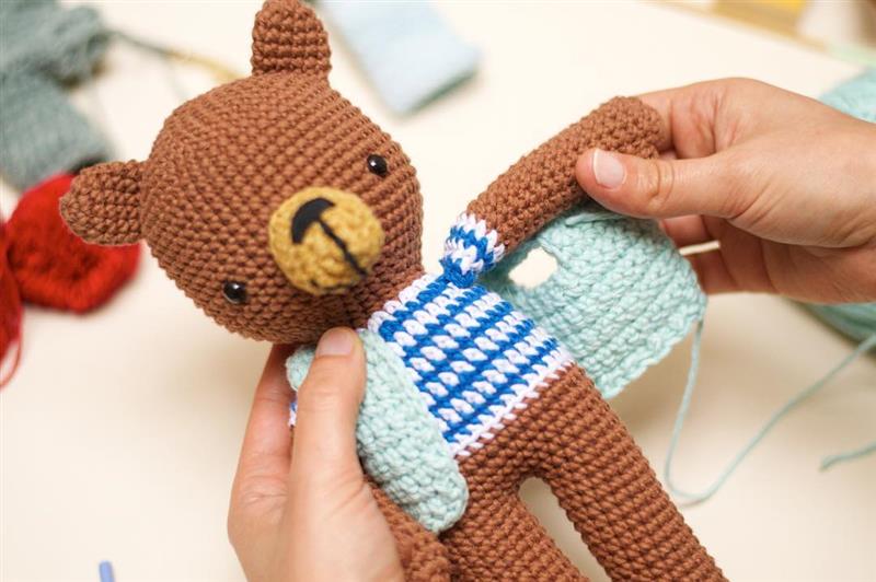 urso amigurumi com roupa