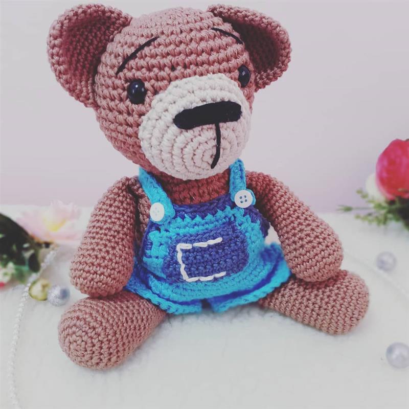 urso amigurumi com roupa bordada