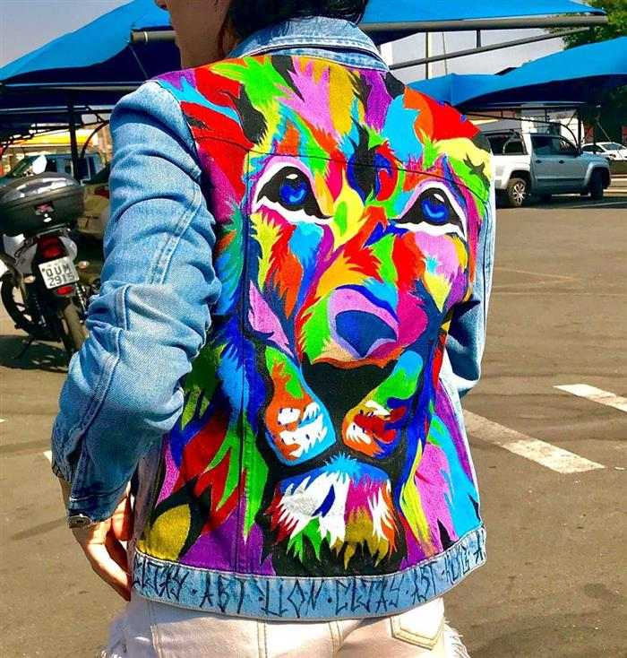 roupas velhas com desenhos coloridos