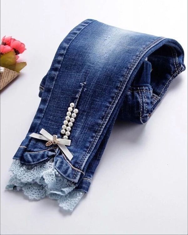 Calça jeans feminina com renda e pérolas