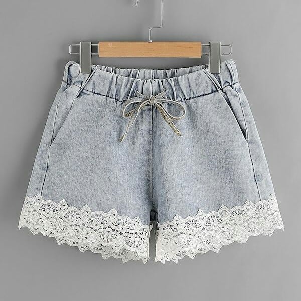 Short jeans velho customizado com renda