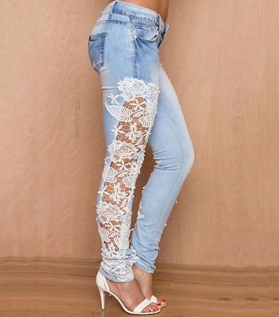 Calça jeans feminina com renda na lateral