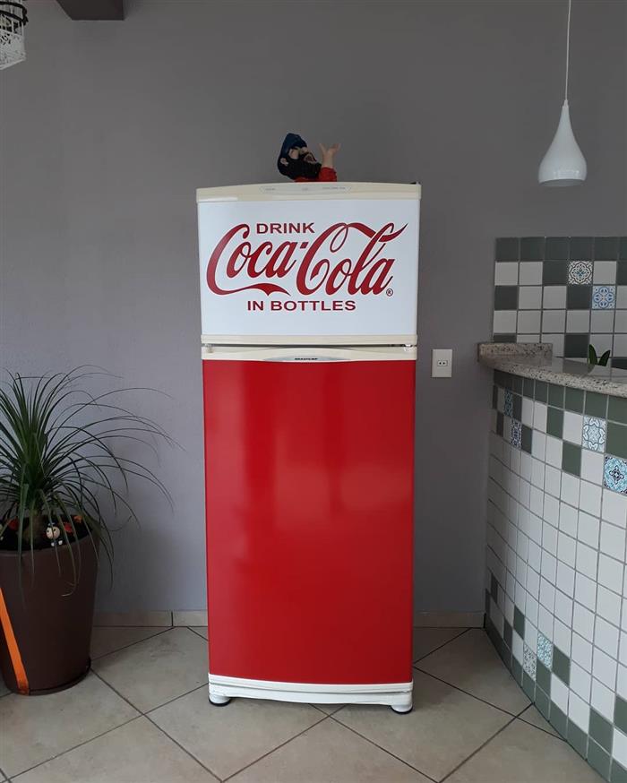 geladeira adesivada coca cola