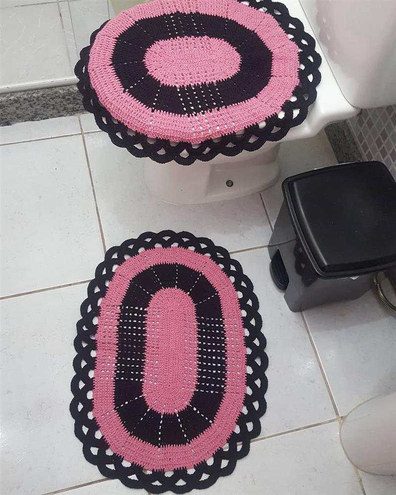 ogo de banheiro rosa e preto
