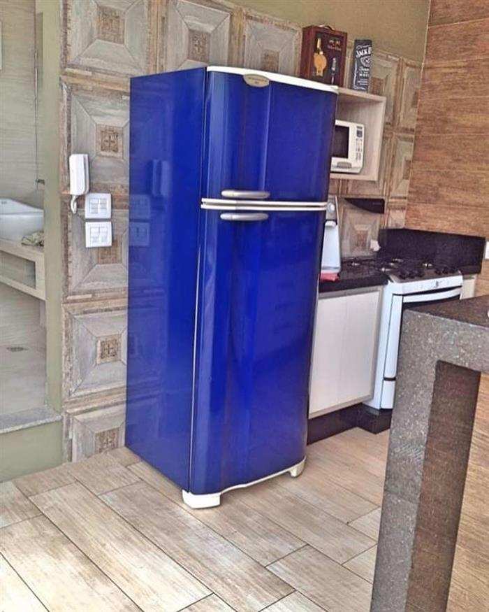 geladeira adesivada azul