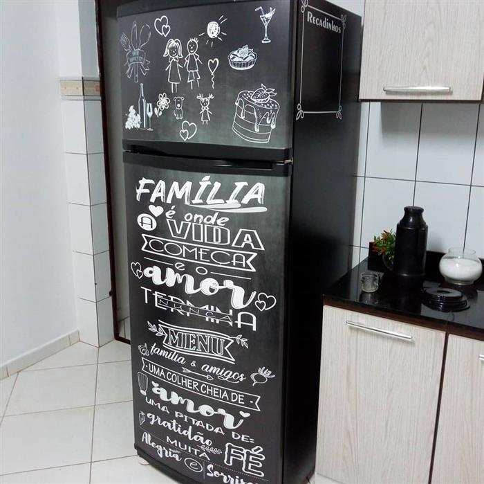 geladeira adesivada com frases