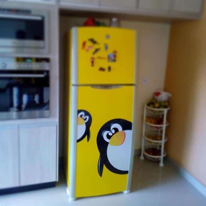 geladeira adesivada com pinguim