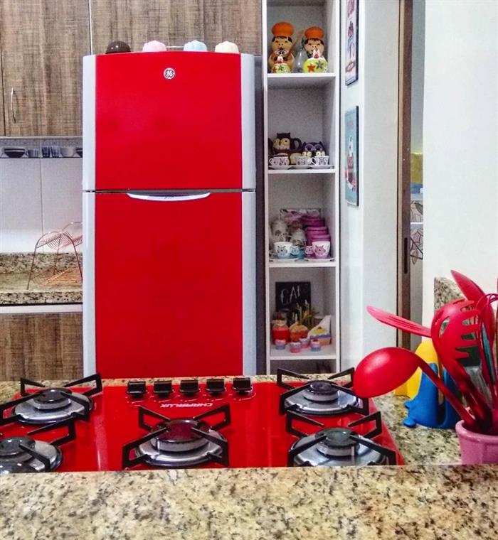 geladeira adesivada de vermelho
