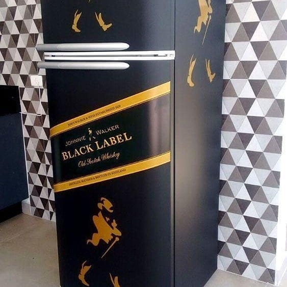 geladeira adesivada johnnie walker