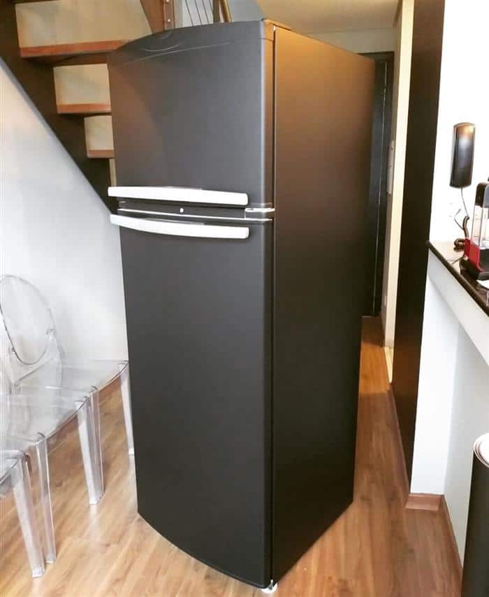 geladeira adesivada preto fosco