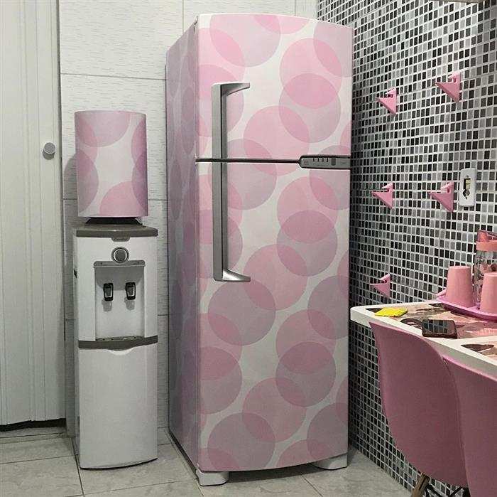 geladeira adesivada rosa
