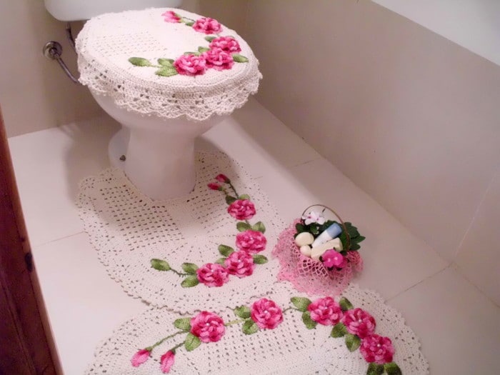 Jogo de banheiro de crochê com flores aplicadas