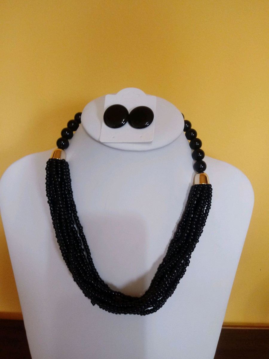 miçangas pretas com brincos