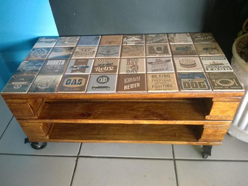 Mesa de centro de pallet com azulejo