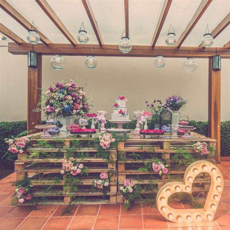 casamento com paletes e flores naturais